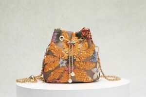Bild von SHEIN 1pc SCULPTEDSTYLE BAGS Colorful Sequin PVC Chain Bucket Bag, Fashionable Mesh Embroidered Floral Pattern, Summer Stylish Holiday Crossbody Bag For Women Orange Women